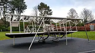 Sculpture métallique d'un avion