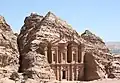 La façade du Deir est haute de 42&nbsp;m.