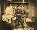 En costume clair, dans Le Mystère du poisson volant (The Mystery of the Leaping Fish) (1916)