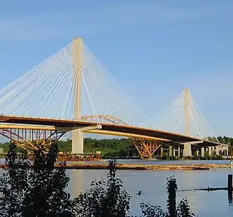 Le nouveau pont de Port Mann (en arrière-plan, l'ancien)