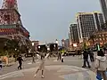 Cotai Strip devant The Parisian le soir, avec The Londoner à droite qui a pour thème Londres.