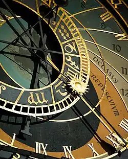 Un gros plan sur une horloge complexe, à plusieurs cadrans et aiguilles et de grandes dimensions.