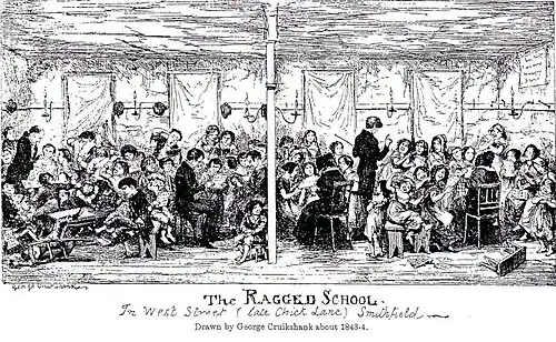 Deux classes séparées par une étroite cloison, vues de face, garçons (turbulents) à gauche, filles (dissipées) à droite. Surchargées d'enfants assis pêle-mêle, un maître dans chacune