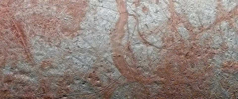 De nombreux motifs, de largeurs variables sont visible. La surface a une couleur allant du brun au gris.