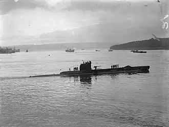 Photo en noir et blanc d'un sous-marin émergé