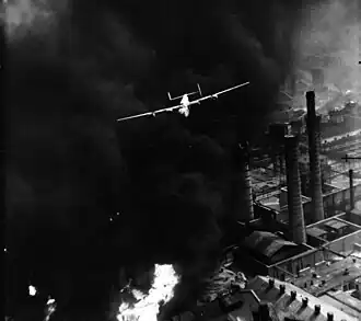 Le Sandman B-24, piloté par Robert Sternfels, émergeant d'un nuage de fumée lors de l'opération Tidal Wave.