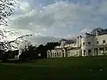 Le petit manoir avec le grand manoir en arrière-plan à gauche.