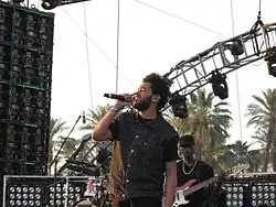 Un chanteur sur scène