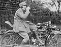 Estafette de la Women's Royal Air Force à la pause thé sur sa Phelon & Moore 500 cc. Cette branche de RAF ne fut créée qu'en avril 1918.