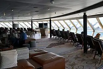 Salon panoramique du onzième pont du navire.