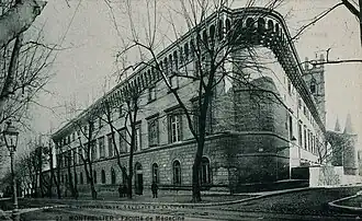 L'aile du bâtiment historique le long du boulevard Henri-IV au début du XXe&nbsp;siècle.
