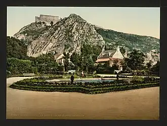 La montagne et le fort du Roule vers 1890-1905 vus depuis le jardin public.