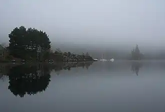 L'île de Cherry Island au milieu du Loch Ness.