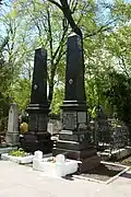 Pierres tombales du général Ival Zakharkine (gauche) et du vice-amiral Gabriel Joukov (à droite) au cimetière d'Odessa.