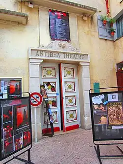 Le théâtre.