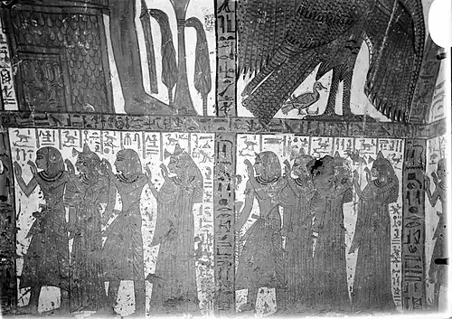 Mur est de la chambre funéraire du tombeau. Le défunt est représenté avec sa famille en train d'adorer le dieu Anubis (non visible sur cette photographie).