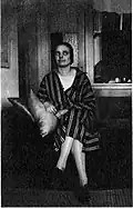 Nelly van Doesburg dans la maison de la seconde épouse de Theo van Doesburg, Lena Milius, 1923. Rijksbureau voor Kunsthistorische Documentatie.
