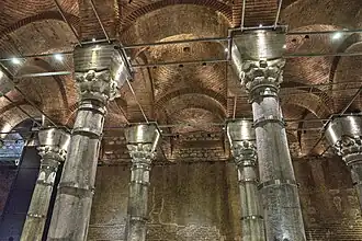 Chapiteaux et colonnes.