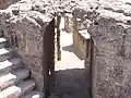 Escalier d'accès au rez-de-chaussée et étage inférieur.