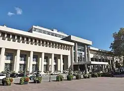 Photographie en couleurs d'un long bâtiment style XIXe&nbsp;siècle.