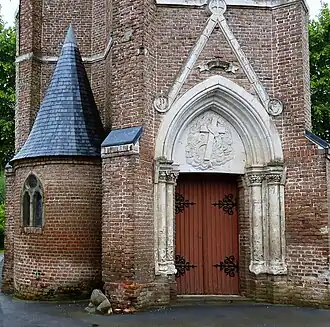 Thièvres, église Saint-Pierreet la borne délimitant la Somme et le Pas-de-Calais.