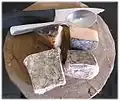 Yet et guedj (crustacé séché et poisson séché), deux épices utilisées dans la recette du thiéboudiène.