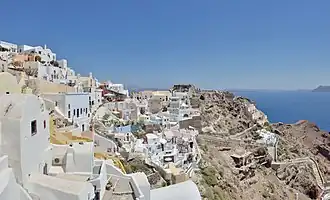 Vue d'Oia et des ruines du château vénitien.