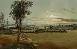 Aquarelle crépusculaire : arbre solitaire, collines vallonnées, bâtiment lointain. Ciel vert orangé, nuages vaporeux, lumière paisible, scène champêtre apaisante.