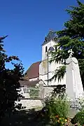 Église et monument aux morts.