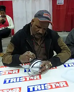 Description de l'image Thomas Henderson signing autographs in Jan 2014.jpg.
