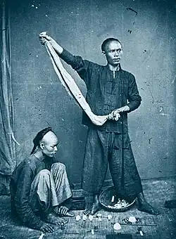 1871. Spectacle de rue. Tirage à l'albumine moderne d'après un négatif sur verre au collodion.