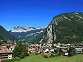 Thônes, la via ferrata et le Parmelan en arrière-plan.