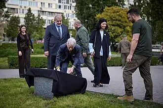 Moustafa Djemilev, Refat Tchoubarov Roustem Oumierov et Volodymyr Zelensky dévoilant avec elle le mémorial à la déportation des Tatars de Crimée à Kyiv le 18 mai 2024.