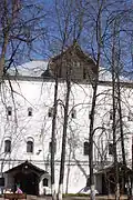 Logis à trois niveaux, école slavo-latine