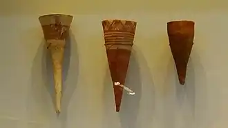 Vases à profil en "V", Ghassoulien.