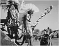 Trois Pueblos observant les touristes à Pueblo San Ildefonso. Photographie prise par Ansel Adams en 1942.