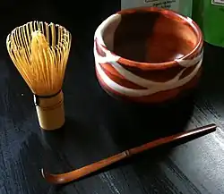 Coupe à thé (chawan), fouet à thé (chasen) et cuiller à thé (chashaku) servant pour la cérémonie du thé.