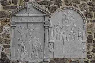 Quelques pierres tombales imposées sur l'édifice.