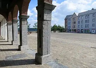 La place de la ville-haute avec la galerie au pied du beffroi qui date de la 1er moitié du XIXe&nbsp;siècle et reconstruite dans les années 1980. La galerie est classée en 1983.