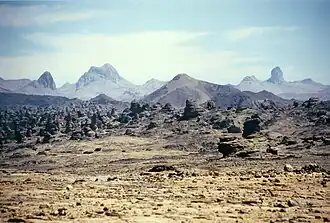 Photo d'une chaîne de montagnes dans un désert aride