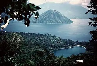 L'île de Maitara vue depuis celle de Ternate. Au fond, l'île de Tidore