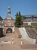 La porte (de Waterpoort) depuis la Havendijk.