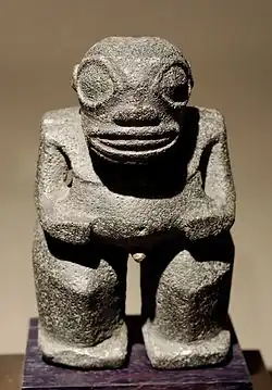 Tiki mâle en pierre, fin xviiie–début xixe siècle. Musée du Louvre.