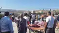 Timechret avec les gens du village.
