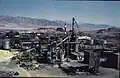 Unité de désulfuration de la fonderie de Timna, Israël (années 1960). On distingue deux amas de soufre.