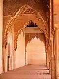 Arcs à lambrequins dans la nef sud de la mosquée.