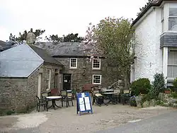 Tinner's Arms&nbsp;(en), pub où logea en 1915 D. H. Lawrence le temps de trouver la location de Higher Tregerthen.