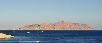 Vue de l'île de Tīrān.