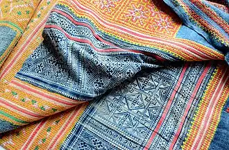 Broderie traditionnelle hmong sur tissu de coton.