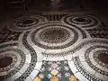 Le dallage de style cosmatesque.